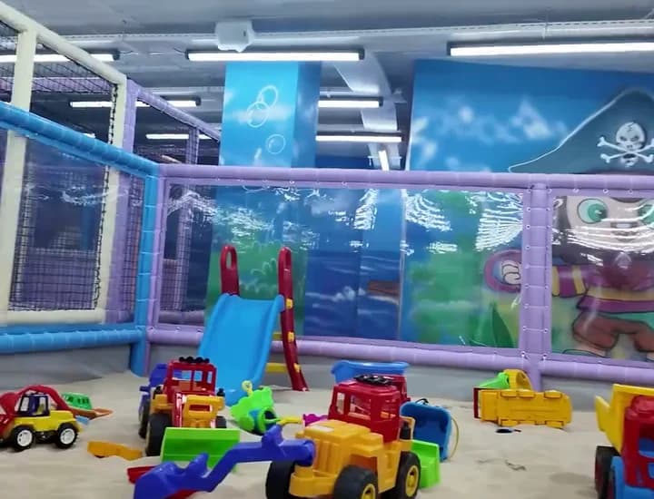 Lioland içindeki renkli oyuncaklar ve oyun alanı