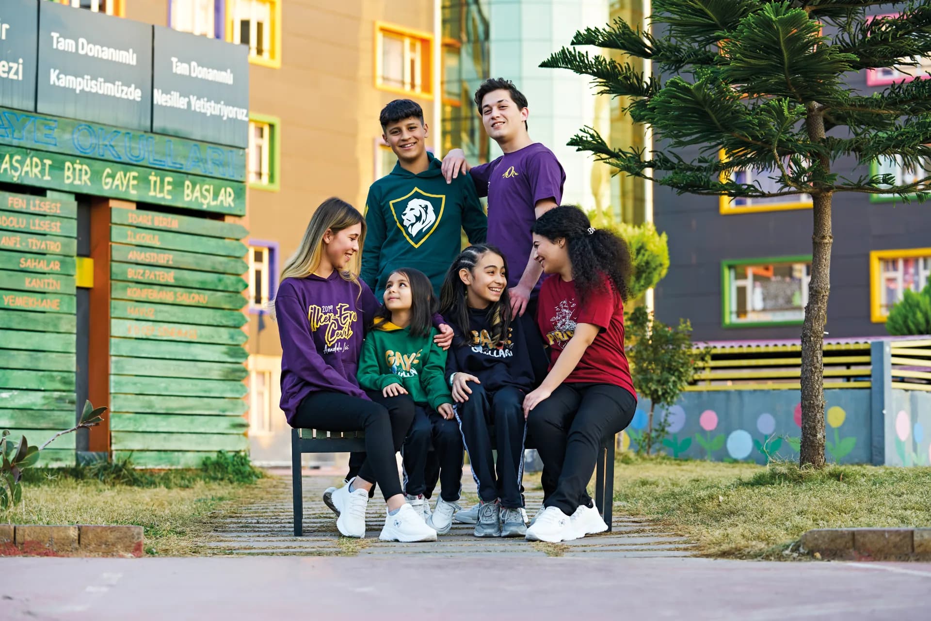 Okul bahçesinde birlikte vakit geçiren öğrenciler