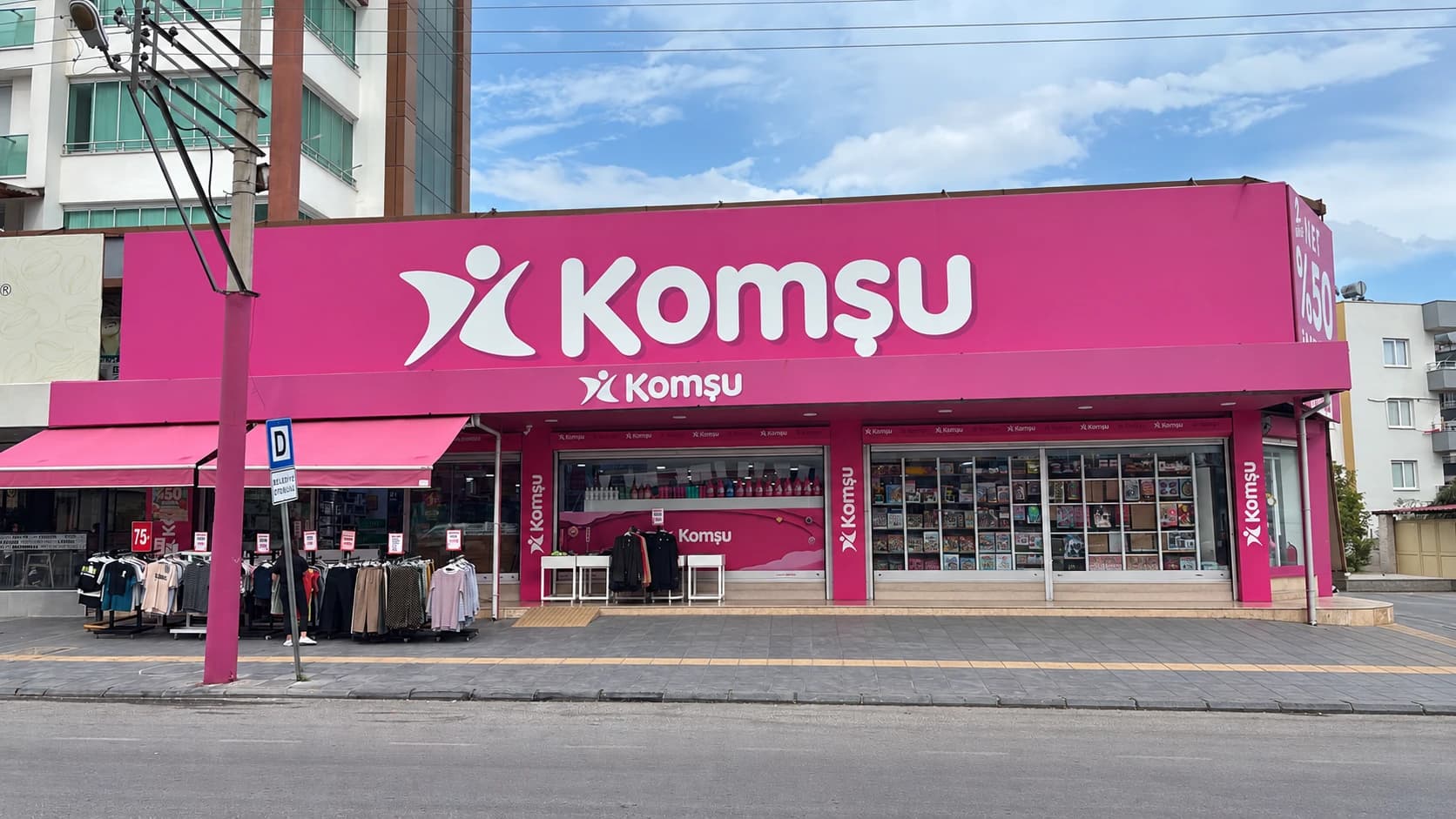 Komşu Toroslar mağazasının dış cephesi