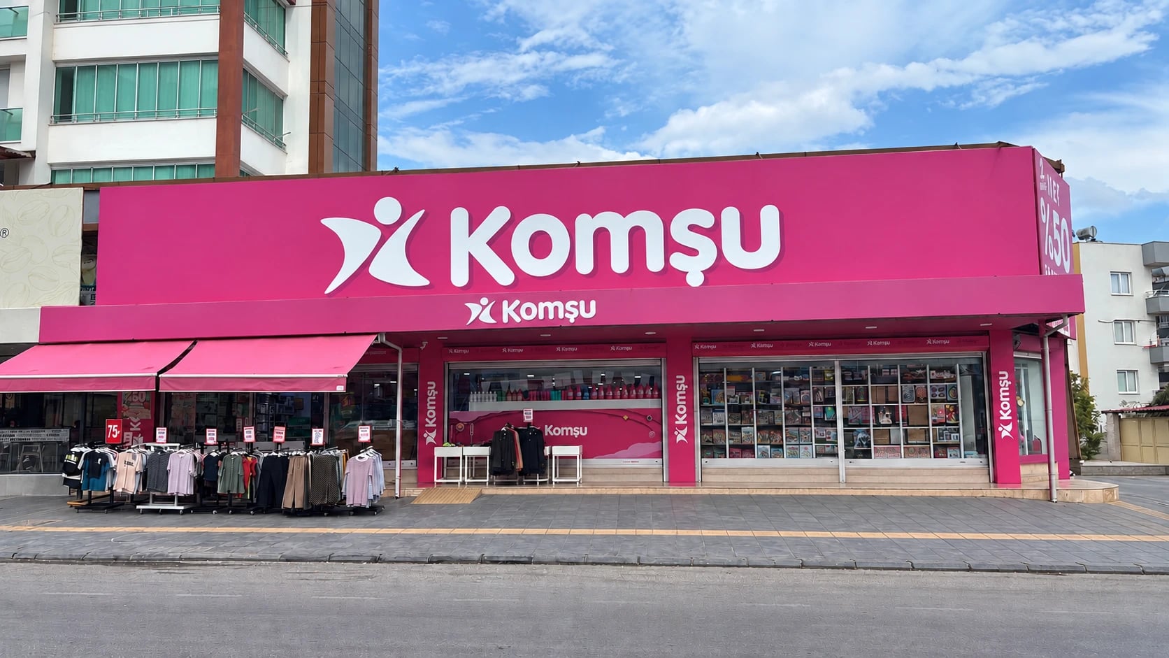 Komşu Toroslar mağazasının dış cephesi